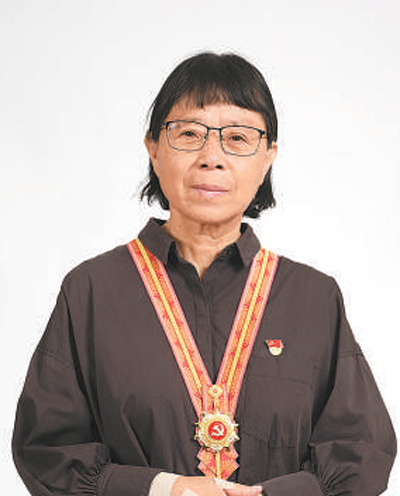 云南丽江华坪女子高级中学党支部书记、校长张桂梅——扎根深山 不负韶华（奋斗百年路 启航新征程·“七一勋章”获得者）