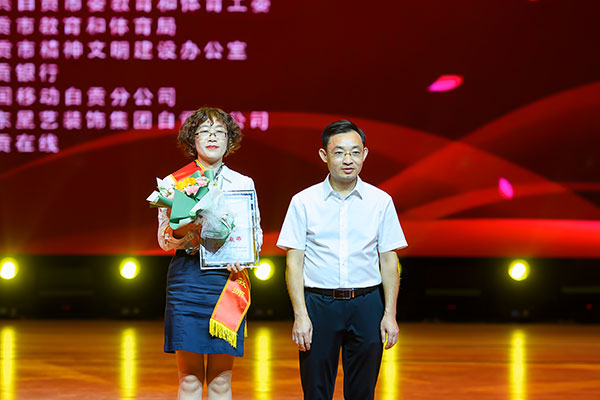讴歌三尺讲台的坚守 自贡市举行2021“最美教师”颁奖晚会_fororder_2最美教师：沿滩区富全学校李健（左）（摄影-廖志全）