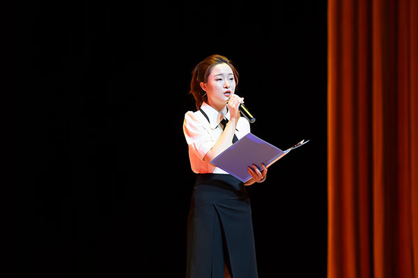 讴歌三尺讲台的坚守 自贡市举行2021“最美教师”颁奖晚会_fororder_7新教师代表翁培嘉发言（摄影-廖志全）