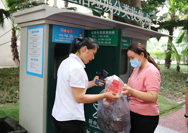 住房和城乡建设部城市建设司实地调研成都市生活垃圾分类工作_fororder_垃圾分类督导员指导居民正确投放-供图-成都市城管委