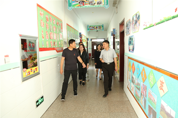 【吉林091004】延吉市委常委、宣传部部长时佰林到春光小学慰问教育工作者_fororder_3参观校园环境 季芳旭 摄.JPG