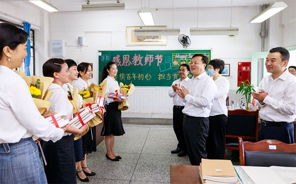 成都郫都区四大班子领导看望慰问教育一线教师_fororder_看望慰问现场-摄影-孙浩