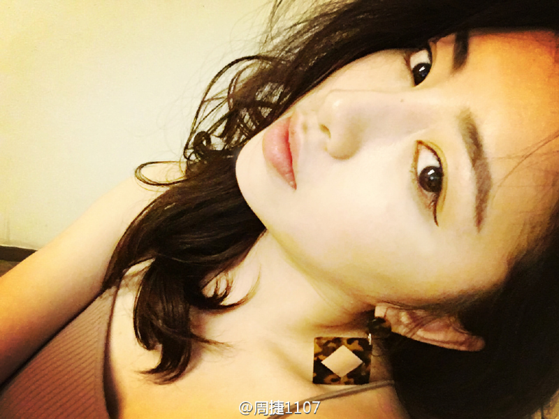 周捷深夜晒照性感迷人 合影邹凯秀恩爱