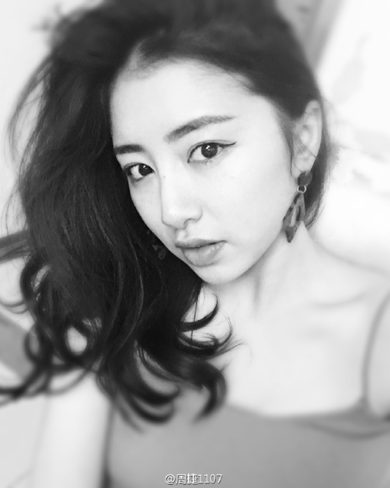 周捷深夜晒照性感迷人 合影邹凯秀恩爱