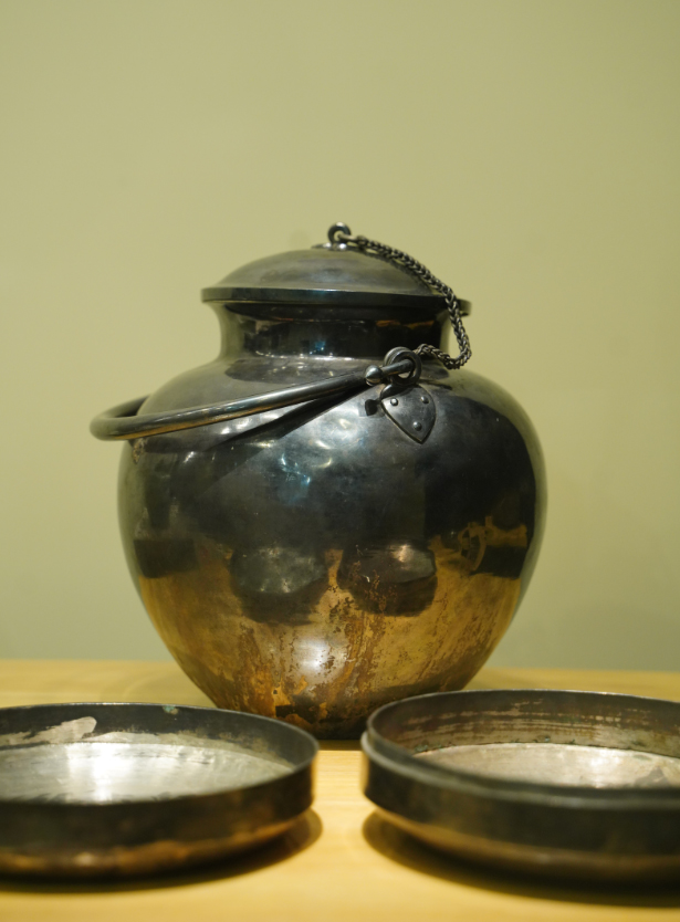 全国首个中医药文物展将在成都博物馆正式亮相_fororder_素面提梁银罐-陕西历史博物馆藏