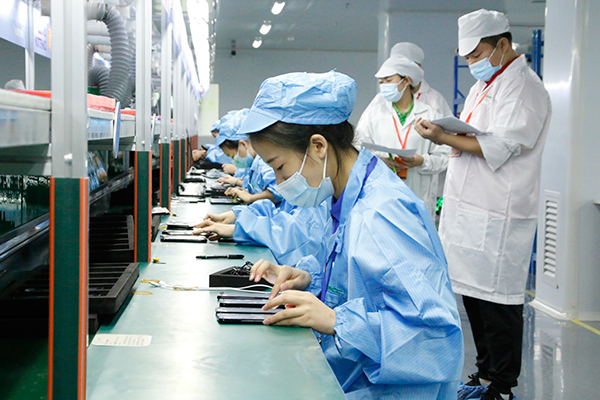 宜宾市第三届智能终端产业职工技能竞赛在三江新区举行_fororder_手机功能测试竞赛现场-摄影-高学兵