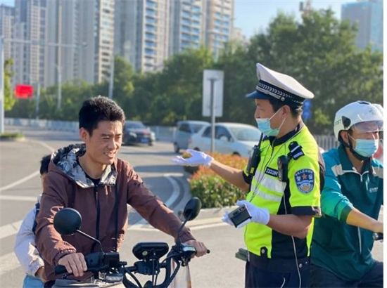 邳州市交警持续开展非机动车集中整治行动_fororder_2