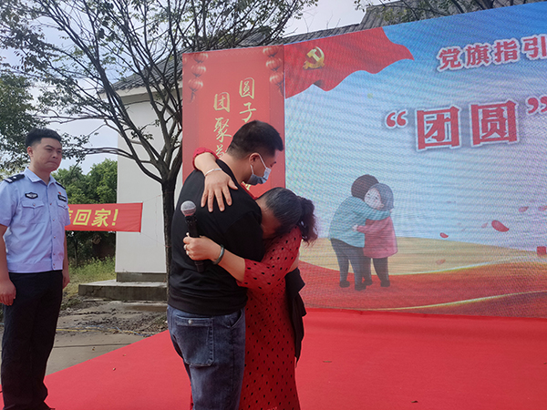 眉山公安“团圆行动”助力 母子33失散年终团聚_fororder_认亲仪式现场-摄影-方秦