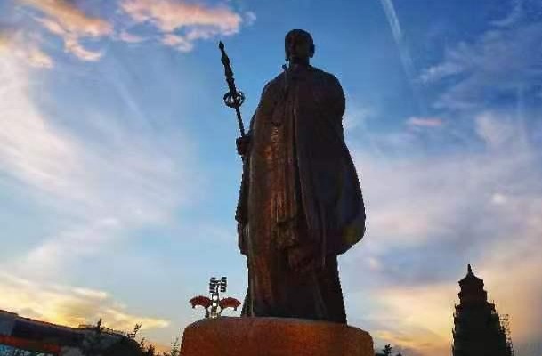 晚霞壮美的大雁塔景区