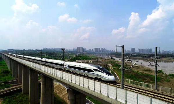 资阳市委书记蒋天宝：以大交通促大开放 加快建设成渝双门户、临空新兴城_fororder_和谐号动车驶过资阳--供图--资阳市委宣传部
