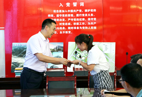 宜宾：深研细督护开学 明确目标促发展_fororder_慰问一曼中学优秀教师-摄影-陈国峰4
