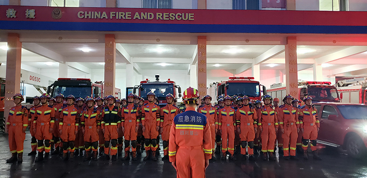 （优先审）12车52人已出发 眉山消防紧急驰援地震灾区_fororder_眉山消防驰援地震灾区-摄影--龚龙