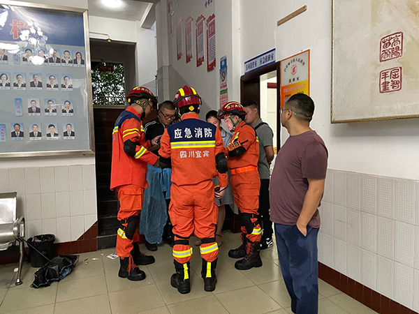 18车72人 宜宾消防救援支队火速驰援泸县_fororder_宜宾消防队员在喻寺镇政府询问灾情-供图-宜宾市消防救援支队