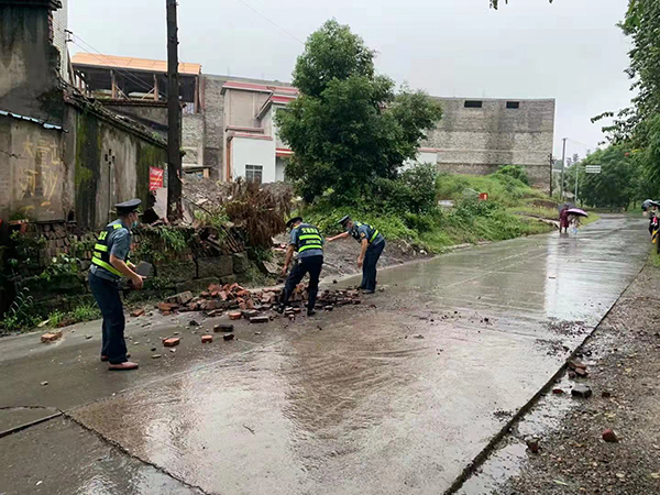 （勿签）泸县发生6.0级地震 泸州市交通运输系统立即启动地震Ⅰ级应急响应_fororder_泸州交通系统工作人员排查受灾情况（图片由泸州市交通运输局提供）