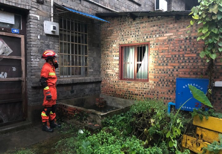 四川泸县突发6.0级地震 消防接警24起营救被困人员25人_fororder_消防指战员排查险情-供图-四川省消防救援总队