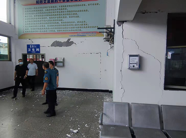 （勿签）泸县发生6.0级地震 泸州市交通运输系统立即启动地震Ⅰ级应急响应_fororder_排查受灾情况（图片由泸州市交通运输局提供）