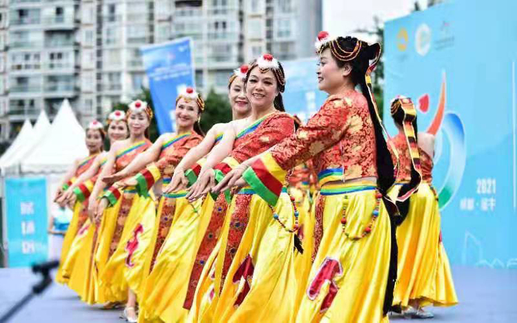 营造“爱成都·迎大会”氛围 成都市金牛区举行健身操（舞）、拔河比赛_fororder_群众组健身操（舞）比赛现场--供图--成都市金牛区委宣传部