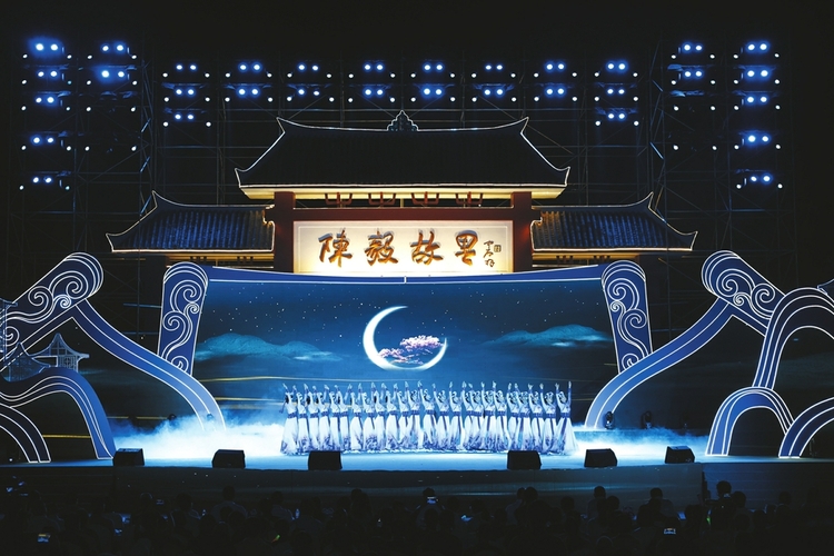 （中首）四川举行“万人赏月诵中秋”展演