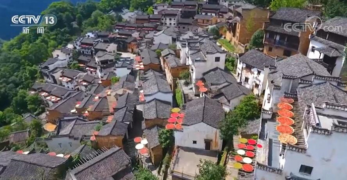 【走进乡村看小康】江西婺源·篁岭村：传统农俗庆丰收 篁岭古村晒秋忙