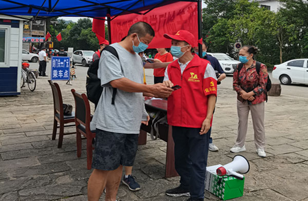 广元：剑门关景区志愿服务暖人心_fororder_志愿者为游客提供暖心服务1