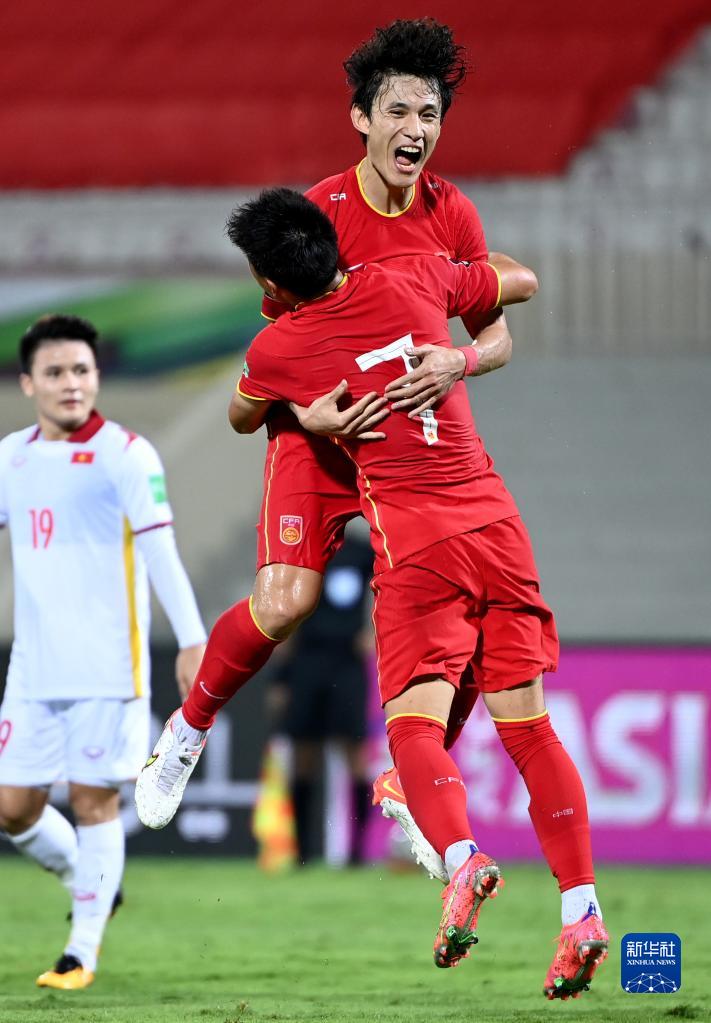 12强赛首胜！中国男足补时3:2绝杀越南队