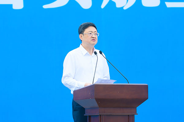 自贡市第四季度重大项目集中开工 总投资167.8亿元_fororder_4自贡市委常委、常务副市长王猛介绍开工项目概况（摄影-廖志全）