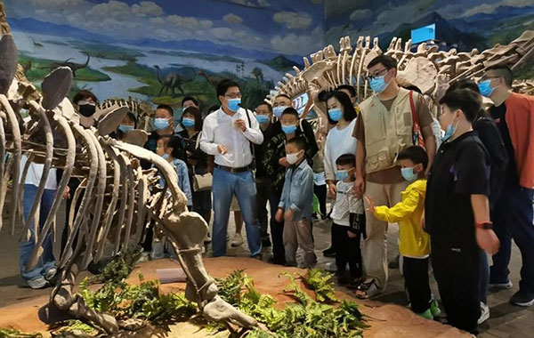 十一黄金周 自贡恐龙博物馆再现旅游高峰_fororder_3游客参观恐龙馆现场