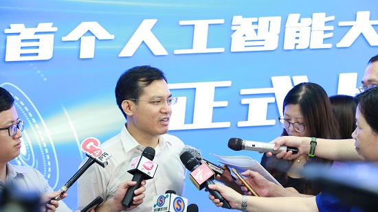 图片默认标题_fororder_广东省第二人民医院党委副书记、副院长李观明接受记者采访。省二医 供图