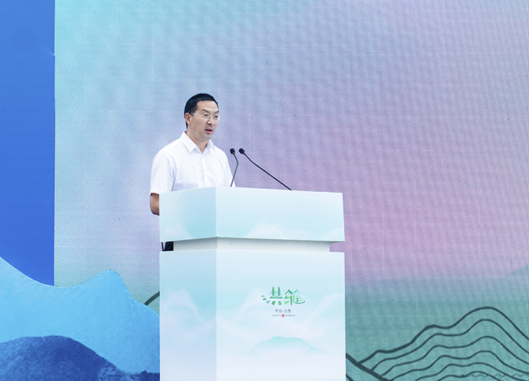 眉山市洪雅县委副书记、县长周代军：让洪雅茶走向全国、香飘世界_fororder_洪雅县委副书记、县长周代军致辞--摄影--何泽琼