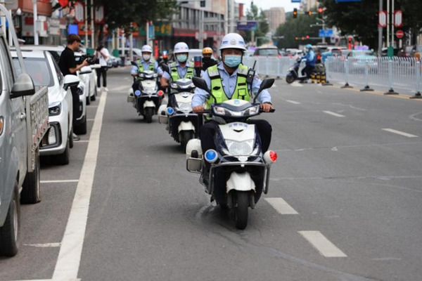 【吉林092403】延吉市交警为创城复检工作助力_fororder_延吉市交警巡路 延吉市委宣传部供图
