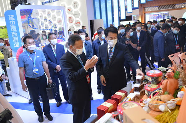 【吉林092404】延边州委副书记、州长金寿浩到东博会延边展馆巡展_fororder_2金寿浩视察延边展区 孙旸 摄