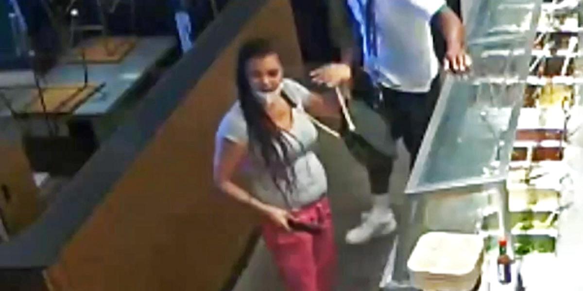 听说餐厅提前关门 美国女子当场拔枪：快把饭给我（现场）