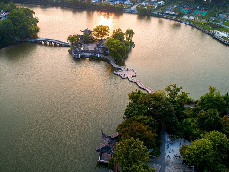 淮安：秋日里的勺湖公园