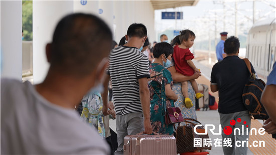 （高铁时代）系列图文报道之一：打卡全国最小高铁站——五府山站_fororder_图6 等待上车的乘客.JPG
