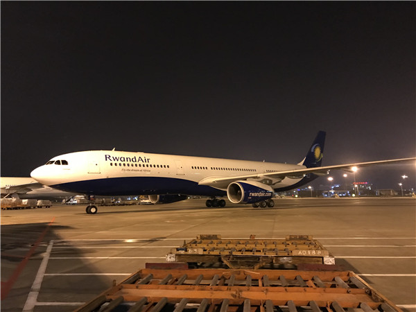 图片默认标题_fororder_图片1：卢旺达航空的空客330客机18日晚上飞抵广州白云国际机场。卢旺达航空 供图