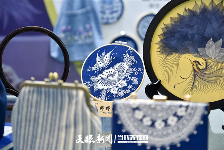 （中首）“非遗”传承人展现贵州蜡染独特魅力