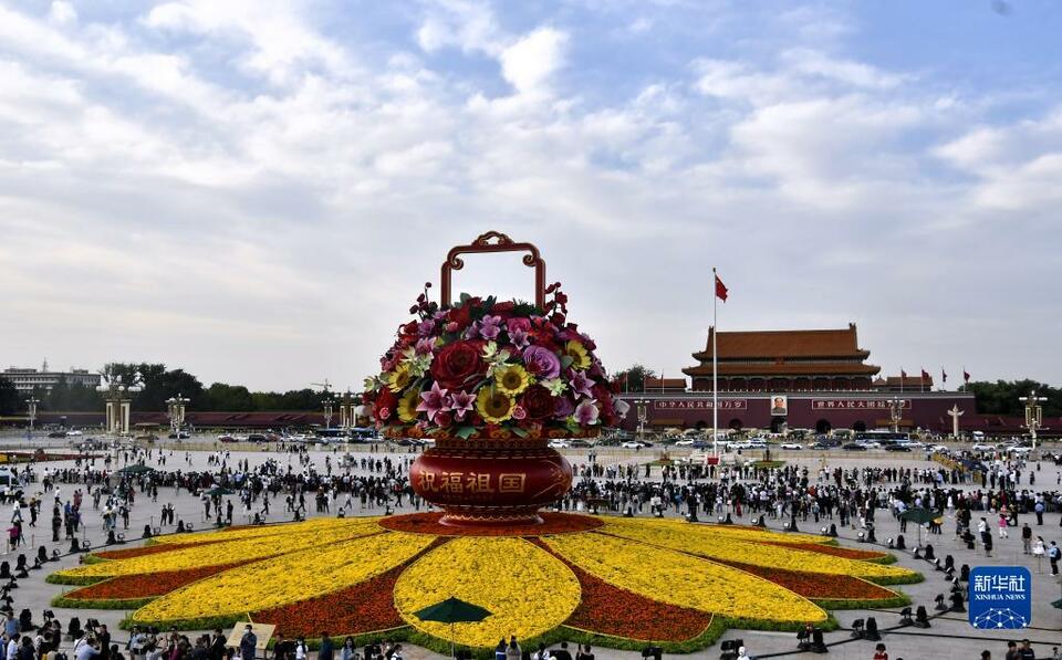天安门广场“祝福祖国”主题花坛成热门打卡地