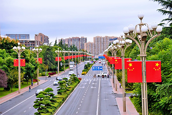 挂国旗迎国庆 “中国红”闪耀成都街头_fororder_街道两旁靓丽的中国红-供图-成都市城管委