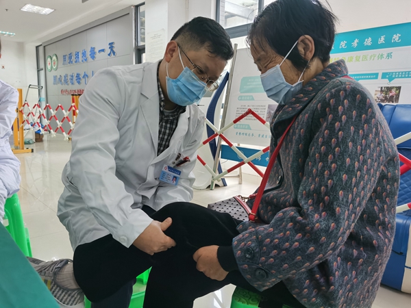 （转载）绵竹市人民医院：乡村振兴 健康赶场 架起服务群众的连心桥