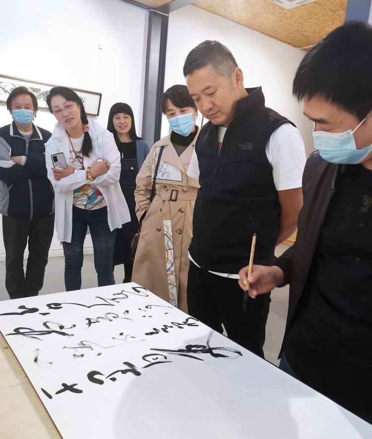 “一路呈雙”同攀艺术高峰 路晖、李双雄书画作品展宋庄启幕_fororder_25361634540906_.pic_hd