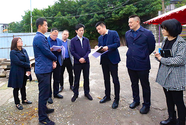 自贡市自流井区委书记黄雪智调研项目规划建设情况_fororder_调研现场