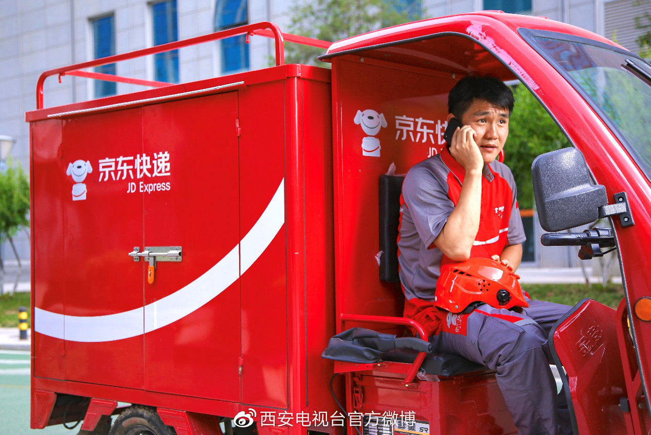 “狼娃”王尔卓化身京东快递员