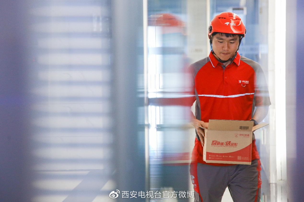 “狼娃”王尔卓化身京东快递员