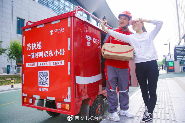 “狼娃”王尔卓化身京东快递员
