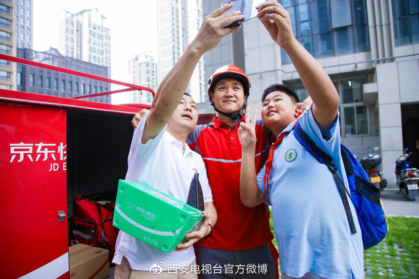 “狼娃”王尔卓化身京东快递员
