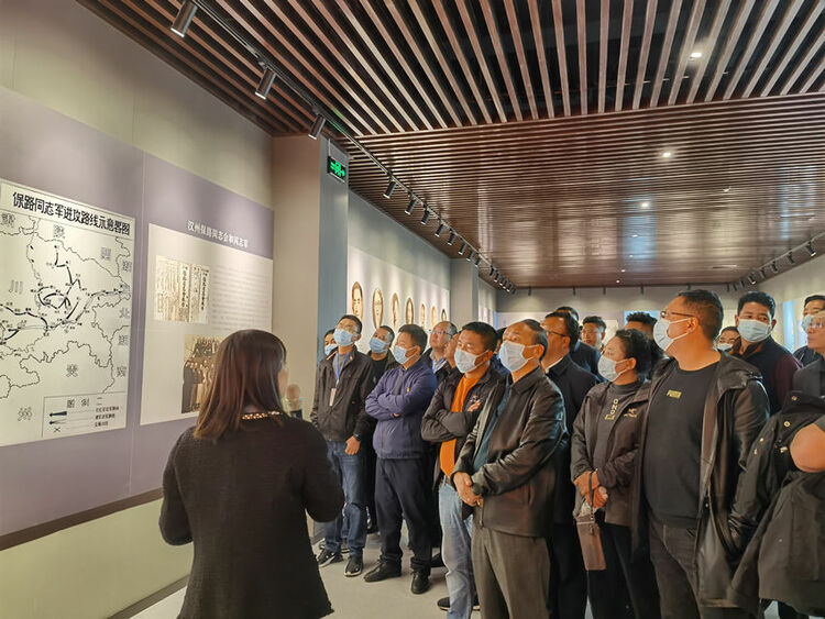（转载）四川省涉藏地区200余名乡镇党委书记走进广汉开展现场教学