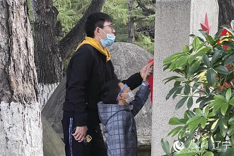 杨根思烈士墓前，多了一架“歼-15”…