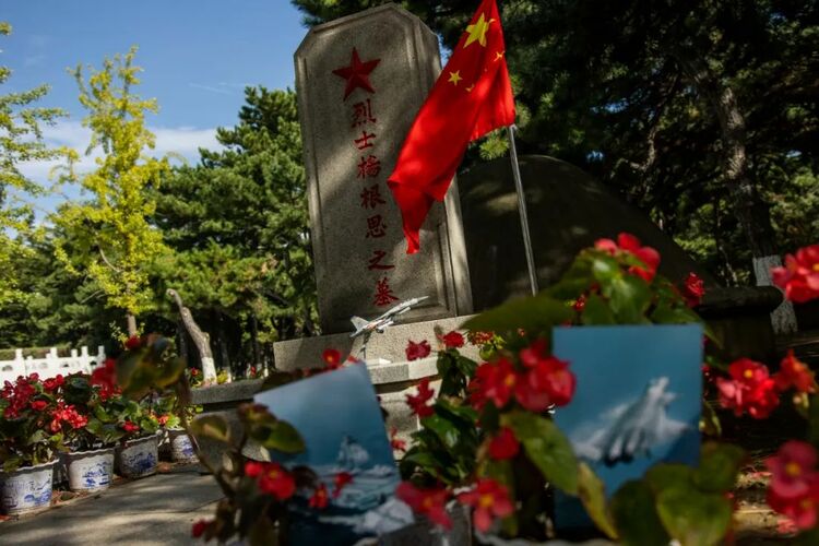 杨根思烈士墓前，多了一架“歼-15”…