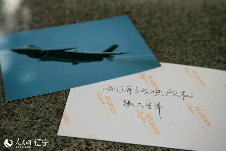 杨根思烈士墓前，多了一架“歼-15”…