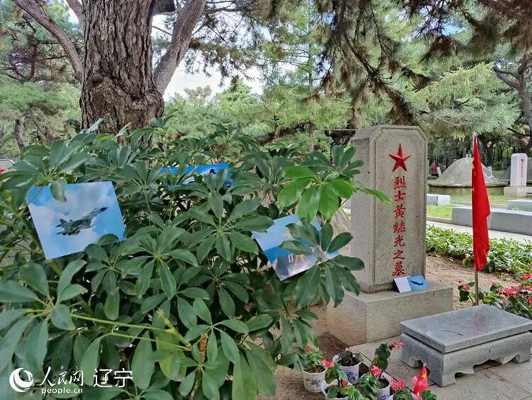 杨根思烈士墓前，多了一架“歼-15”…